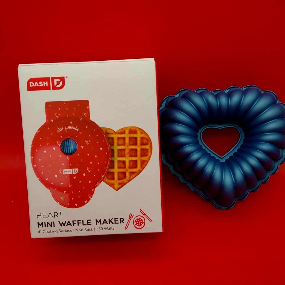Valentine's - DASH‎ Heart shaped mini-waffle maker & heart silicon baking pan